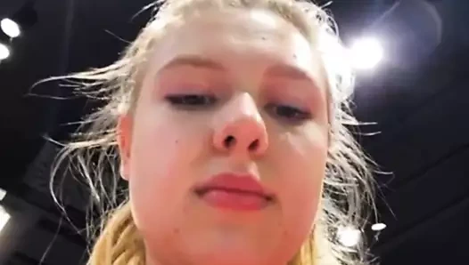 Çok damlatıyor ve herkesin içinde pembe amını parmaklıyor