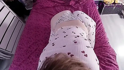 Üvey kız kardeşim büyük sıkı amına boşalmama izin veriyor.