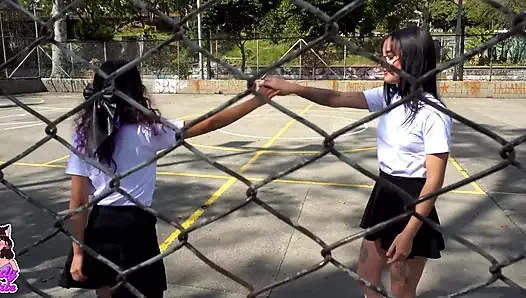 Asi arkadaşım sınıftan kaçmamı istiyor ve makasla oynarken eğleniyoruz.