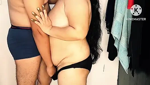 Hintli köylü kız Hintçe seste sert sikişiyor