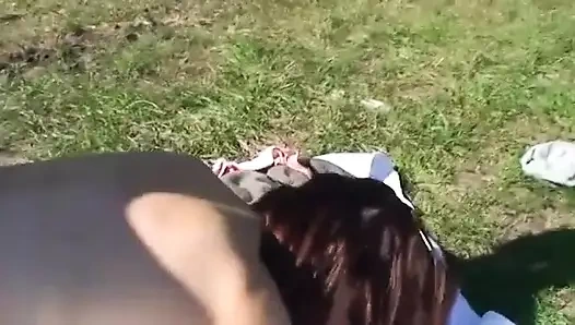 Gözlüklü esmer orta yaşlı seksi kadın tarlada dizlerinin üzerinde yarak emmeyi seviyor