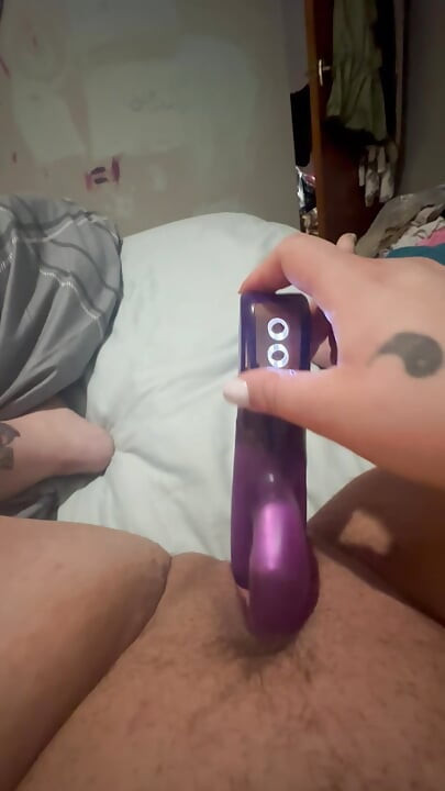İri güzel kadın boşalana kadar mor dildoyla mastürbasyon yapıyor