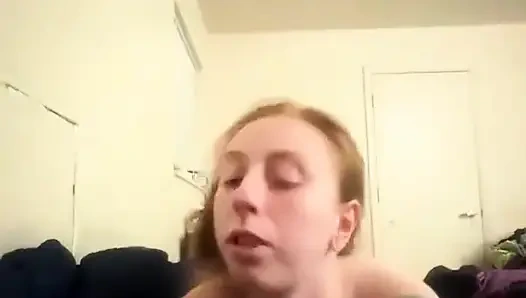 Boşalmak istediğim o yarağı emiyor