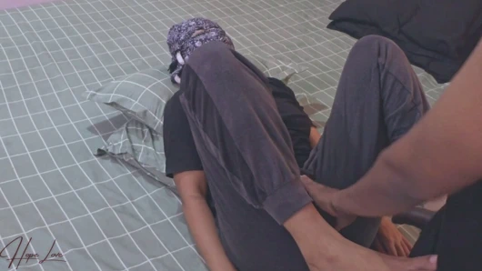 Malezyalı kız büyük yarakla amını sert sikiyor.