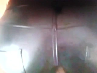 Bana şimdi deri pantolonun üzerine sperm ver