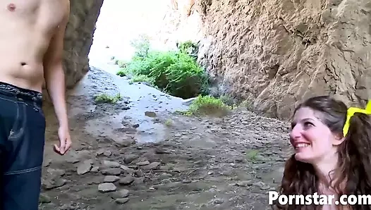 Sevimli kız genç sabrina ile doğada seks