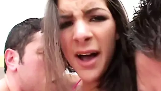 Bu şirin esmer hatun, bu iki büyük sikleri sikiş delikleriyle kolayca manipüle edebilir