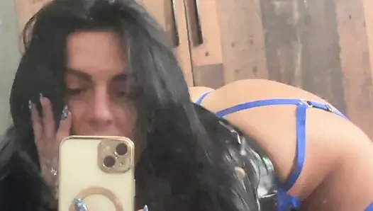 Seksi iç çamaşırlı ve uzun ceketli orta yaşlı seksi kadın - ayna bakış açısı fantezisi