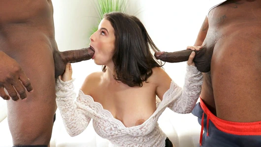 Büyük götlü lasirena69 2 büyük siyah yarağı alıyor