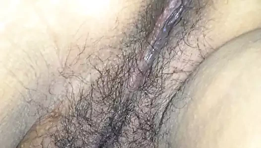 Vızıltıyı hissettiğinde kayganlaşıyor...