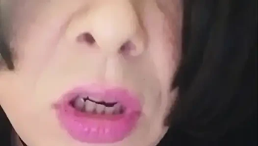 Kadın kılıklı bana bir video çekiyor