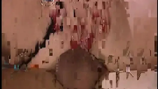 İç çamaşırlı vahşi fahişe masada büyük yarak alıyor