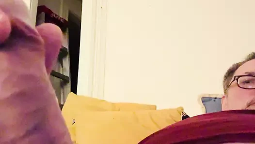 Baba mastürbasyon yapıyor ve boşalıyor