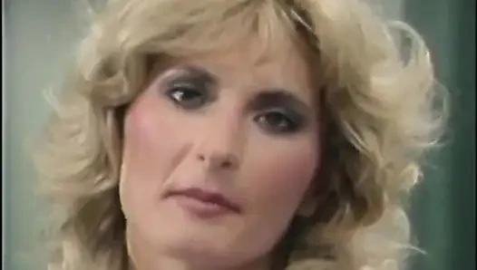 Azgın adam zonklayan yarağını sarışın hatunların amına sokuyor