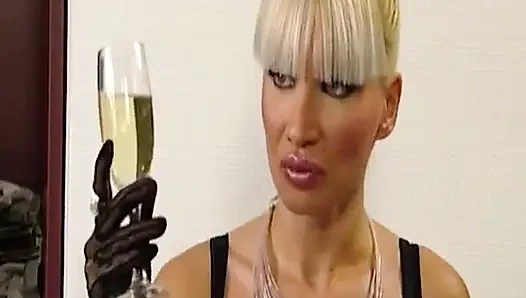 Klasik Sarışın Angel Tutkuyla Yarak Emiyor