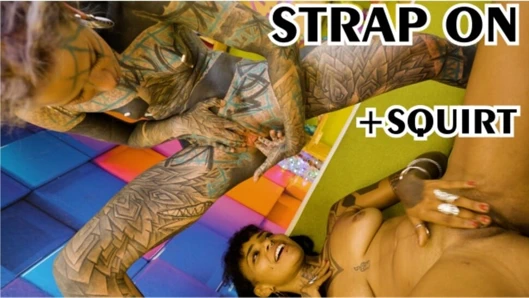 Dövmeli lezbiyen takma yarakla sikiş fışkırtıyor ve sidik oyunu