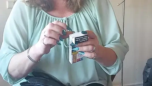 Sigaranın tadını çıkarıyor ve ağzımda kül oluyor