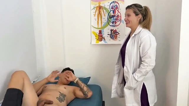 Doktor, ağzını sikmekten ve sıkı büyük poposuna boşalmasını engellemedi