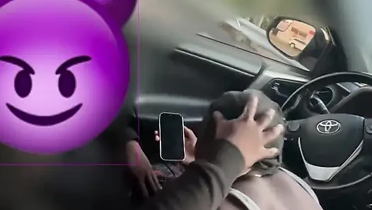 O sikimi emerken arabaların yanından geçiyor