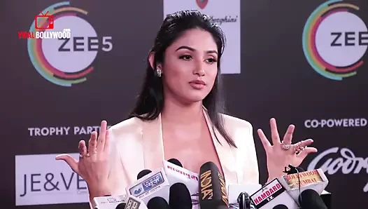 Kırmızı halıda meme ucu görünen sıcak, yerel aktris