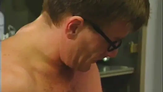 Üçlü seks - iki sarışın kız kardeş ofiste büyük bir yarağı paylaşıyor