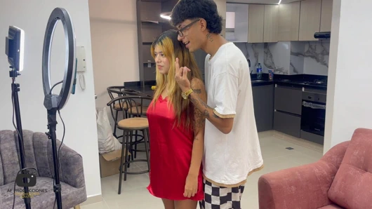 Sevimli üvey kız kardeşime sosyal ağlarında yardım ediyorum ve götüne gelene kadar sert sikişiyoruz.