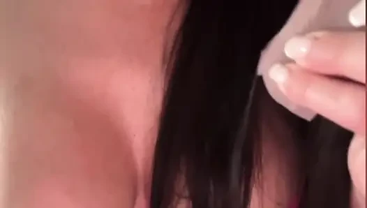 Büyük memeli karım büyük bir dildo emiyor