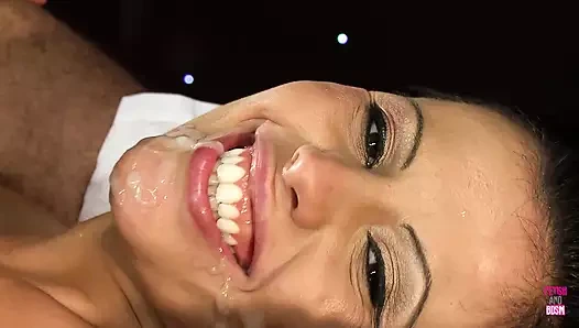 Plastik bir doktor iç çamaşırlı baştan çıkarıcı esmer hastasına yarak tedavisi yapıyor