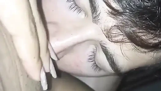 New York Abd'li 18 yaşındaki esmer büyük sarkık memeler üvey erkek kardeşinin büyük yarağını sikiyor