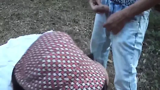 Ateşli İtalyan olgun çimlerde üçlü seks yapıyor