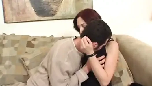 Lexi Simone doğal göğüsleriyle oturma odasında sikişiyor