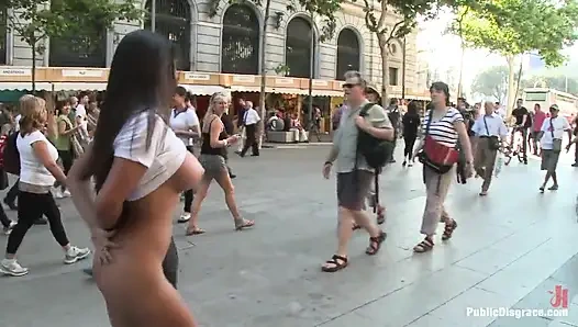 Büyük memeler, yuvarlak göt, utanç verici