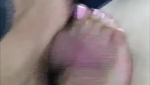 Ayaklı adam yerde yatarken evde ayakla muamele seansı.