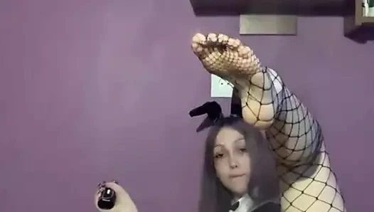 Sashasweet69 vapes içinde bir tavşan takım elbise ve masturbates kedi