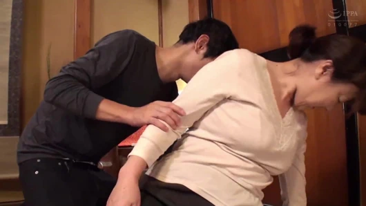 Teyzeme aşığım: 12 olgun kadın tavlandığında heyecanlı ve gergin 4