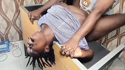 Büyük zenci üvey erkek kardeşimi havaya sokuyorum