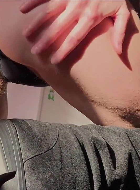 Bu adam her gün odama geliyor ve beni dölle dolduruyor