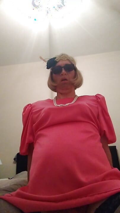 Cindy pembe elbiseli dildoyla sikişiyor