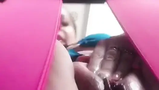 Yüzünün üstüne çömeliyor ve mastürbasyon yapıyor