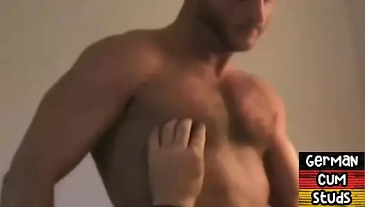 Ağzına boşalma amatör Alman eşcinsel üçlü grup sekste sikiliyor
