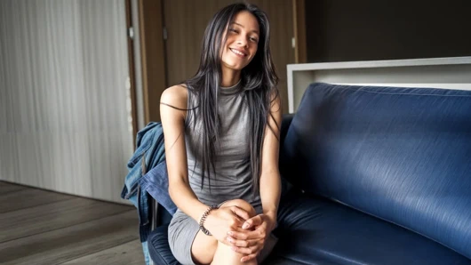 Sıska esmer latin yoga seansı sonrası büyük zenci eğitmeni tarafından korunmasız sikiliyor