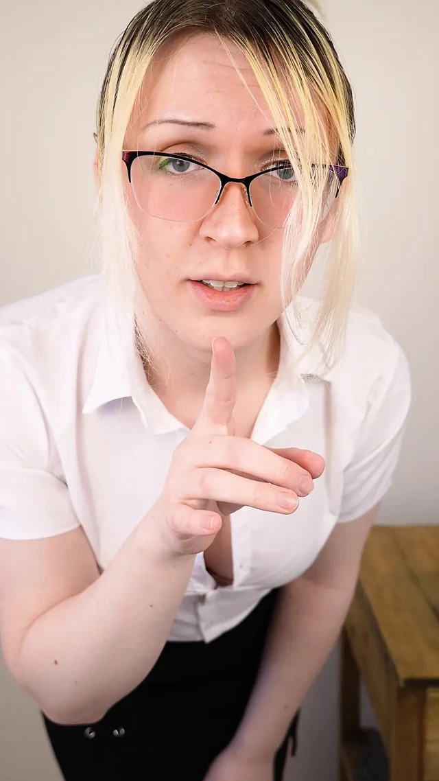 Seksi kütüphaneci seni susturmak için yarağını kullanıyor asmr