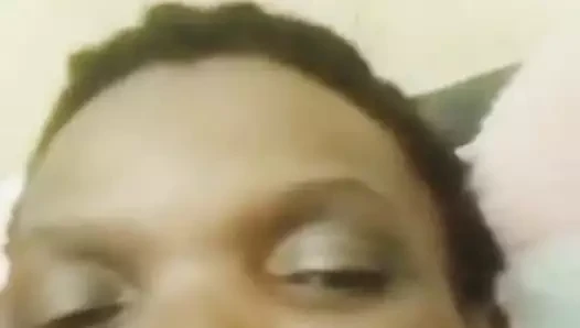 Zenci olgun kaltak telefonda karşılıklı mastürbasyon yapmayı seviyor,