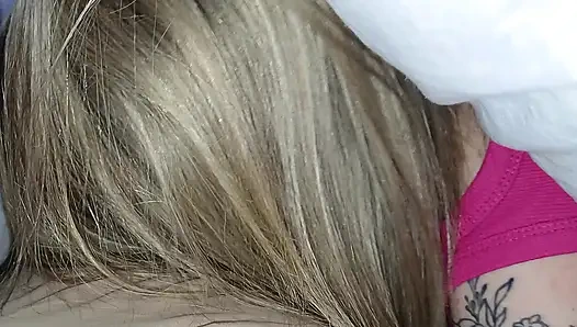 Sınıf arkadaşım geceleri battaniyenin altında sikimi sıvazlamam için beni uyandırdı.