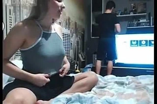 Yakalanmamaya çalışan seksi kız