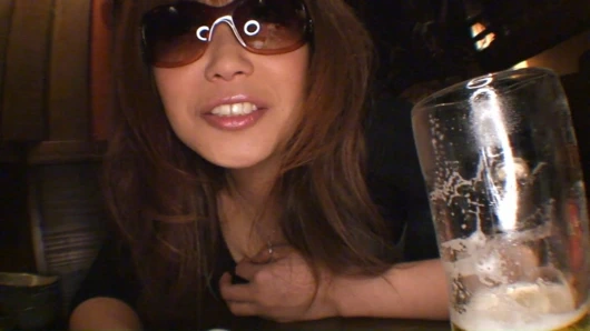 Pis japon kız bir bar tuvaletine işemeden önce klitorisini losyonları