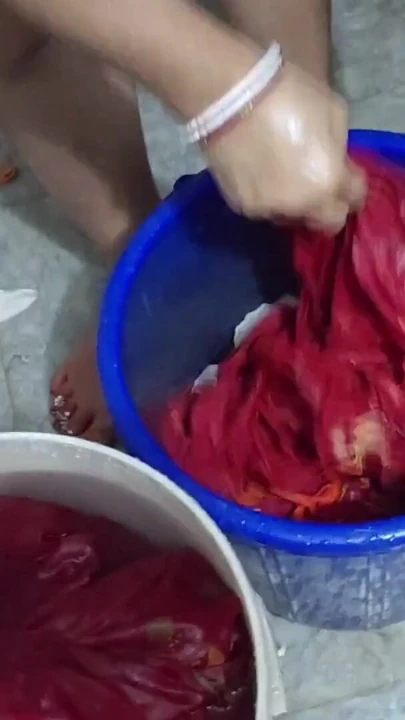 Asyalı Hintli köylü kız banyoda erkek arkadaşıyla oynuyor. Kıyafetlerini yıkıyor ve amını, göğüslerini ve beyazını inceliyor... | Klip 1