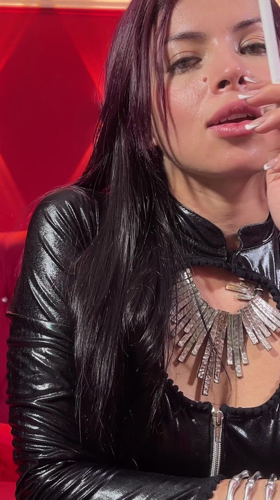 Anitta ağzını çöp gibi kullanmayı seviyor