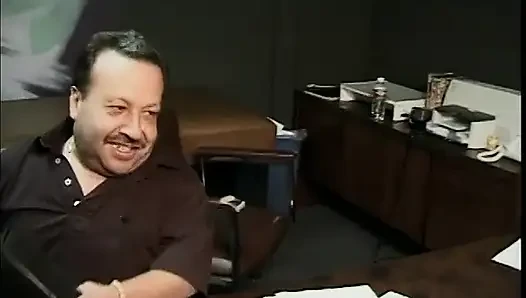 Randy sürtük beyaz naylon çorap giyerken şişman bir cücenin amını sikiyor