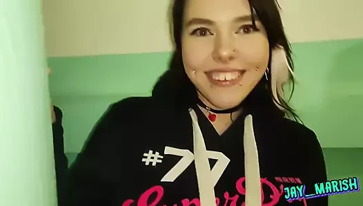 Güzel kadın erkek arkadaşı arabadayken emiyor